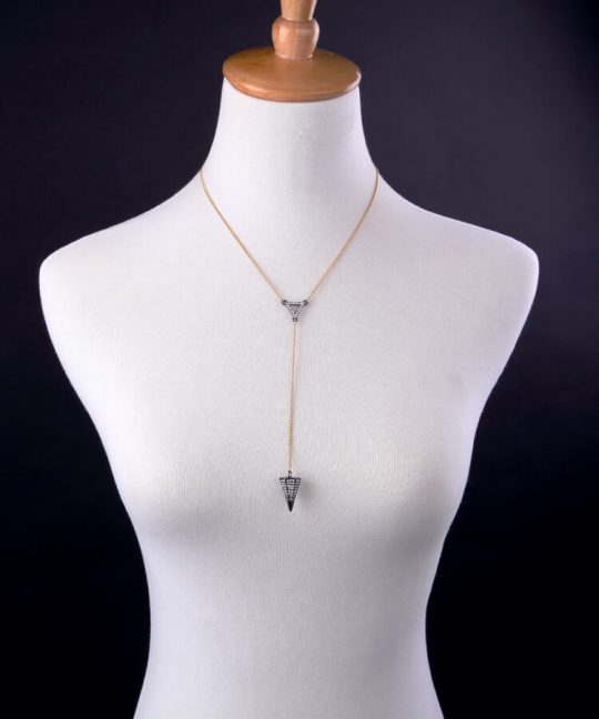 Perfect-Design-of-Modern-Jewelry-Necklace-Designer-Ideas-and-Best-Fashion-Design-of-stone-rivet-midi-y-necklacePerfect-Design-of-Modern-Jewelry-Necklace-Designer-Ideas-and-Best-Fashion-Design-of-stone-rivet-midi-y-necklace-wearing it
